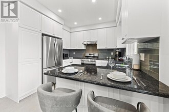 270 Great Fls Blvd in Hamilton, ON - Building Photo - Building Photo