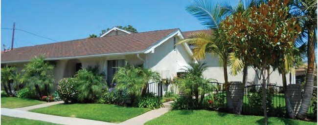 220 N Monte Vista St in La Habra, CA - Foto de edificio - Building Photo