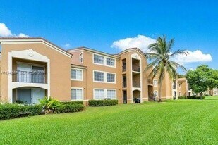 7930 N Nob Hill Rd in Tamarac, FL - Building Photo