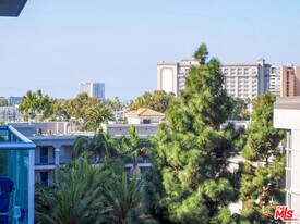 13700 Marina Pointe Dr in Los Angeles, CA - Building Photo