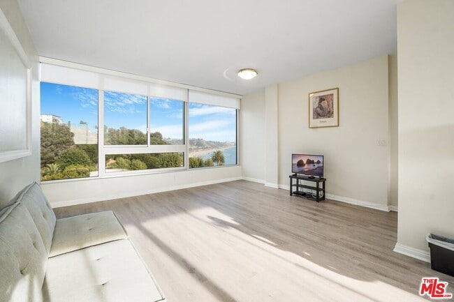 17350 Sunset Blvd in Los Angeles, CA - Building Photo - Building Photo