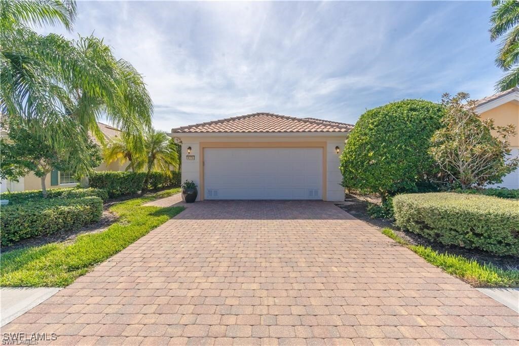 7640 Rozzini Ln in Naples, FL - Building Photo