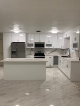 180 NE 169th St in North Miami Beach, FL - Building Photo - Building Photo