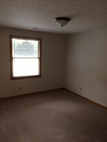 7065 Starcliff Ave NW, Unit #4 in North Canton, OH - Foto de edificio - Building Photo