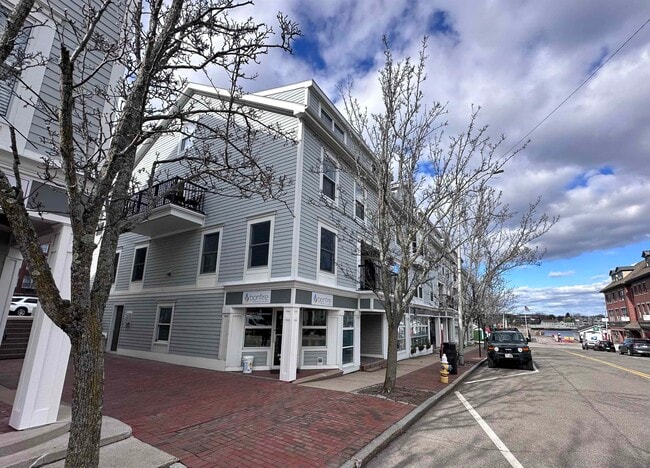 33 Deer St