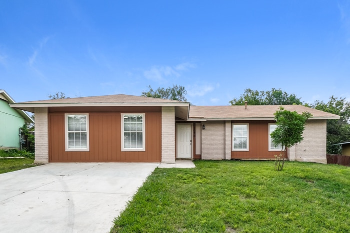1070 Hickory Trail St in San Antonio, TX - Building Photo