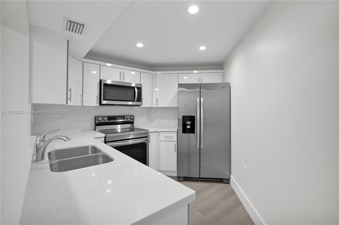 9715 Fontainebleau Blvd in Miami, FL - Building Photo