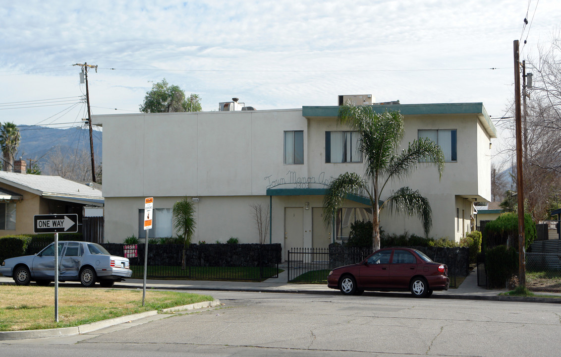 2303 Mountain View Ave in San Bernardino, CA - Foto de edificio