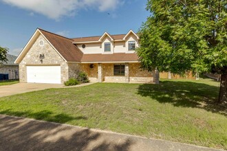 2006 Vista Ridge Dr in Kerrville, TX - Building Photo - Building Photo