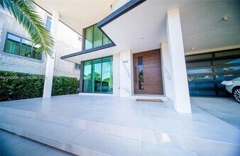 7520 W Treasure Dr in North Bay Village, FL - Building Photo - Building Photo