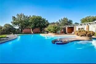 576 E Avenue J in Grand Prairie, TX - Building Photo