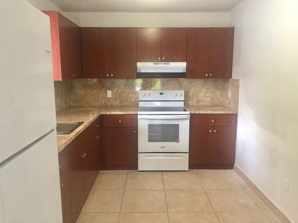 801 SW 8th St in Hallandale Beach, FL - Building Photo