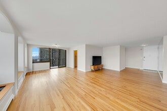 300 Winston Dr, Unit 2110 in Cliffside Park, NJ - Foto de edificio - Building Photo