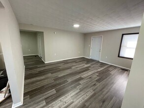 2033 Valley St-Unit -C in Dayton, OH - Foto de edificio - Building Photo