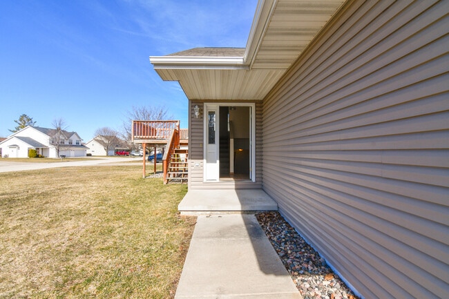 235 Cavil Way in De Pere, WI - Building Photo - Building Photo