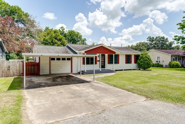 305 Yaupon St in Sweeny, TX - Building Photo - Building Photo