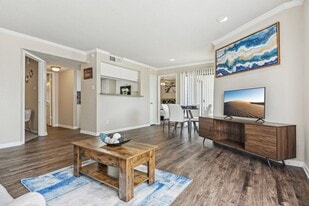 The Glen at Highpoint in Dallas, TX - Building Photo