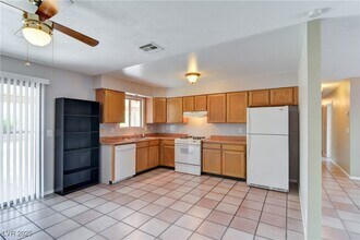 389 Newbury Ct in Henderson, NV - Building Photo - Building Photo