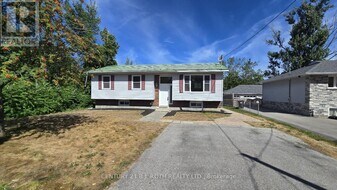 698 Burton Dr in Innisfil, ON - Building Photo