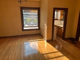 2229 Northwest Everett Street, Unit Apt #3 in Portland, OR - Building Photo