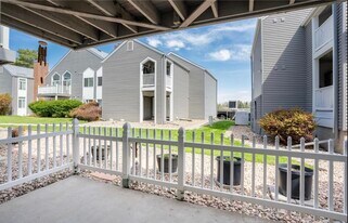 3349 S Monaco Street Pky, Unit Unit B in Denver, CO - Building Photo