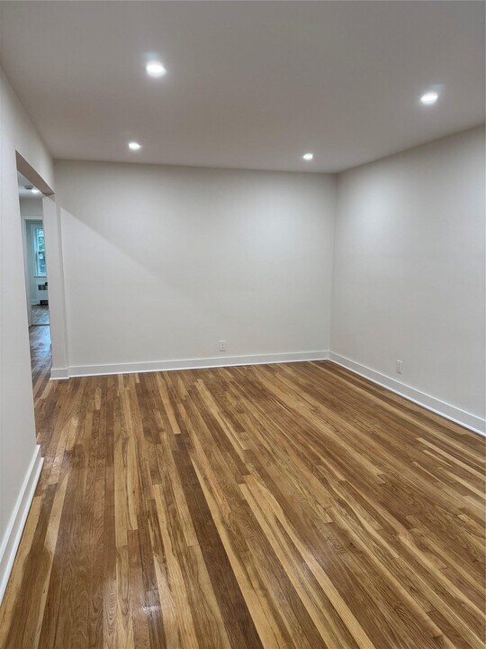 61-21 185th St in Queens, NY - Building Photo
