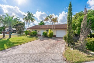 7305 NW 95th Way in Tamarac, FL - Building Photo