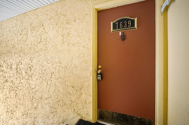 7639 Dolonita Dr in Tampa, FL - Building Photo - Building Photo
