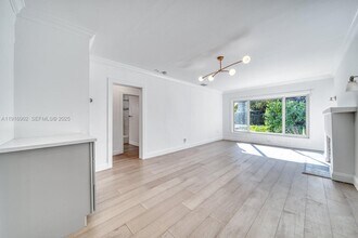 845 NE 119th St in Biscayne Park, FL - Foto de edificio - Building Photo