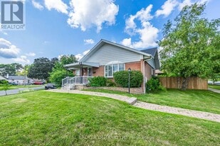 18 Shropshire Dr in Toronto, ON - Building Photo