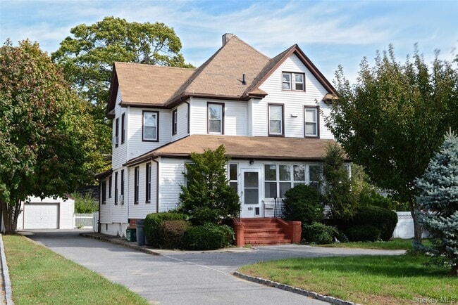 189 Forest Ave in Lynbrook, NY - Building Photo - Building Photo