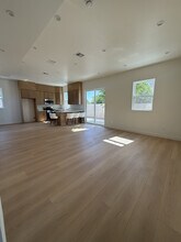 7806 Ferncola Ave in Sun Valley, CA - Foto de edificio - Building Photo