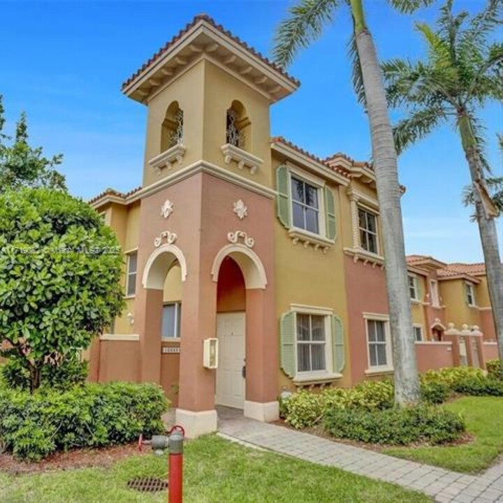 10666 SW 7th St in Pembroke Pines, FL - Foto de edificio