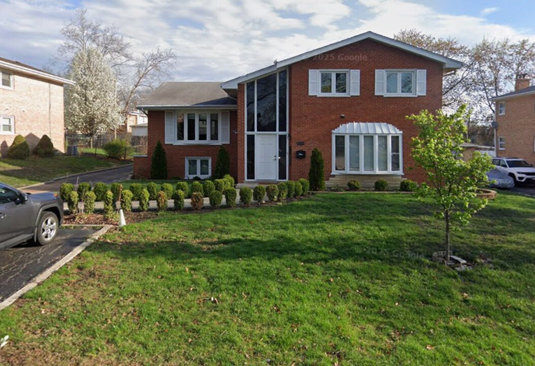 620 57th St, Unit 1 in Clarendon Hills, IL - Building Photo