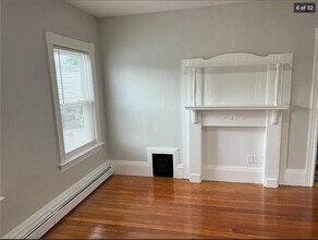 1129 Main St, Unit 1 in Pawtucket, RI - Foto de edificio - Building Photo