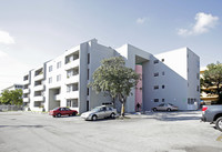 8025 NW 7th St in Miami, FL - Foto de edificio - Building Photo