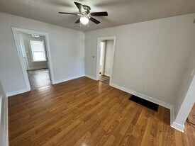 210 1/2 W Collins Ct in Louisville, KY - Building Photo
