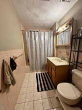 1901 Beacon St, Unit 2 in Brookline, MA - Foto de edificio - Building Photo