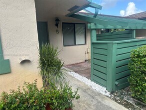 458 Lakeview Dr in Weston, FL - Building Photo - Building Photo