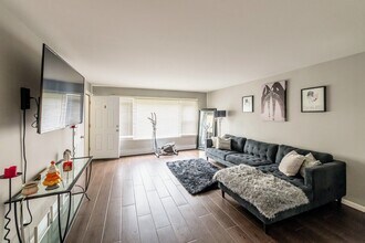 4911 Spencer Ave, Unit 1 in Lisle, IL - Foto de edificio - Building Photo