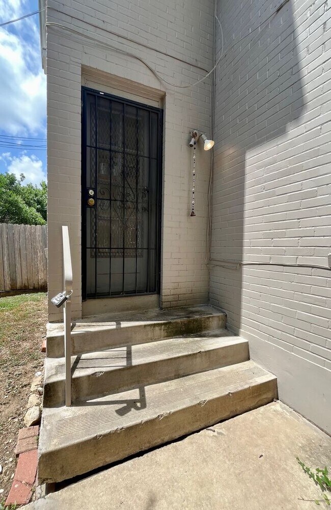 424 E Ashby Pl in San Antonio, TX - Building Photo - Building Photo