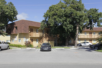 Avondale Gardens Apartments in Pompano Beach, FL - Building Photo - Building Photo