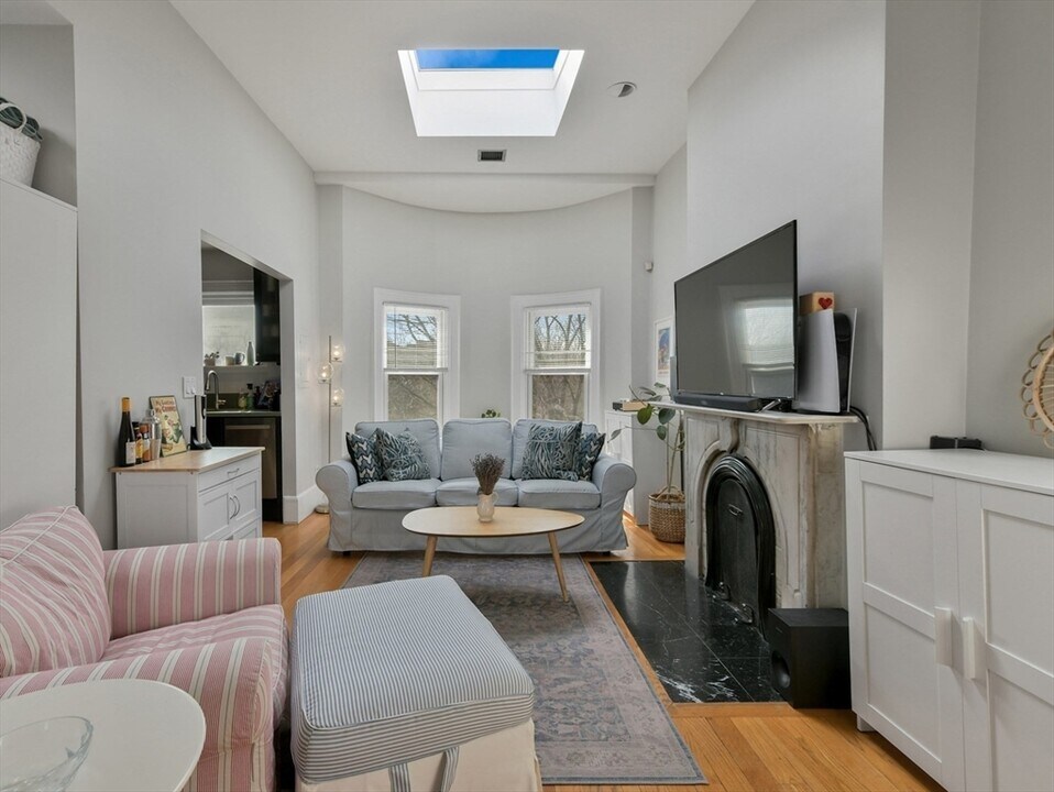 219 W Newton St, Unit 4 in Boston, MA - Building Photo