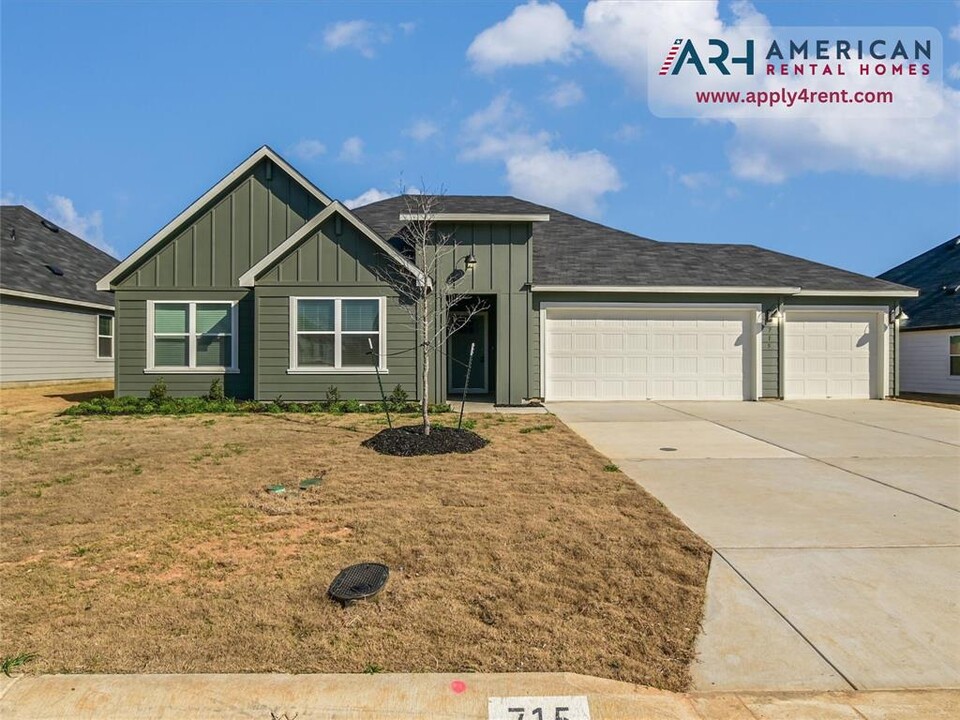 715 Tranquility Ln in Fredericksburg, TX - Building Photo