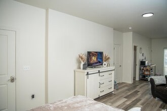 724 Cedar Creek Ave in Montrose, CO - Foto de edificio - Building Photo