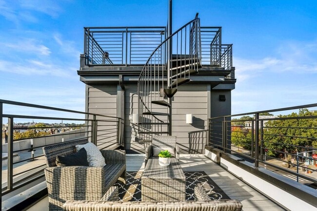 property at 4 R St NW