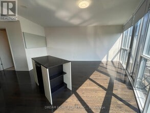 25 Carlton St. in Toronto, ON - Building Photo - Building Photo