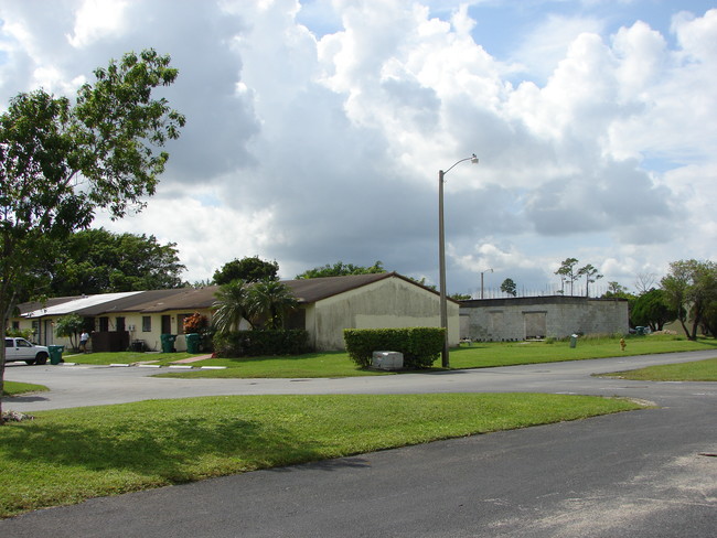 14250-14310 SW 283rd St in Homestead, FL - Foto de edificio - Building Photo