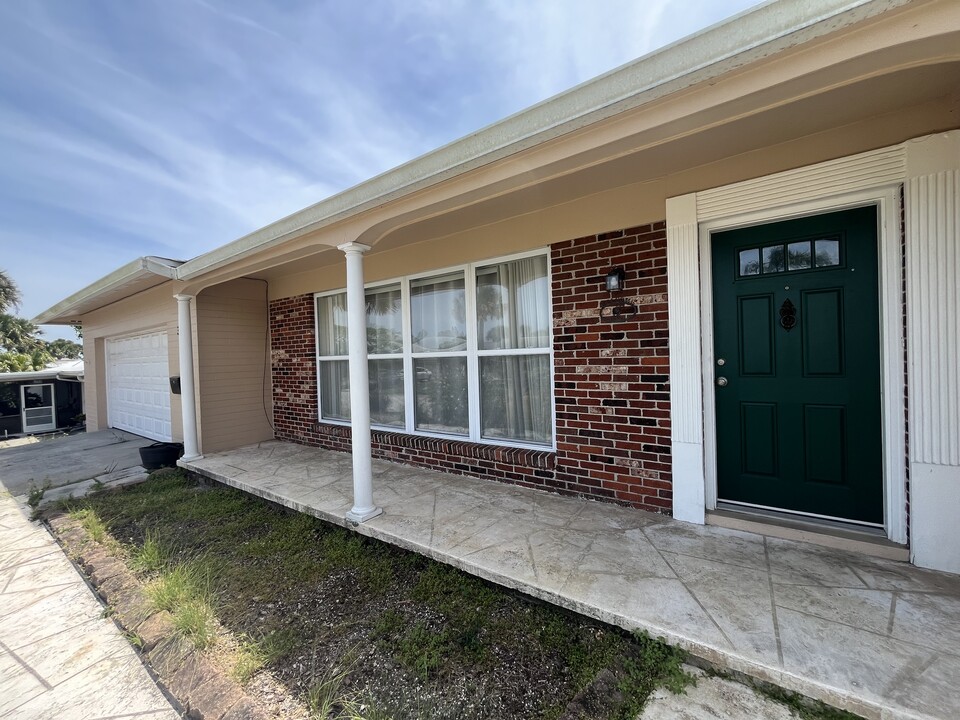 30 Silk Oaks Dr in Ormond Beach, FL - Foto de edificio