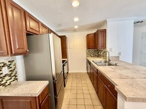 2521 W Sunflower Ave in Santa Ana, CA - Foto de edificio - Building Photo